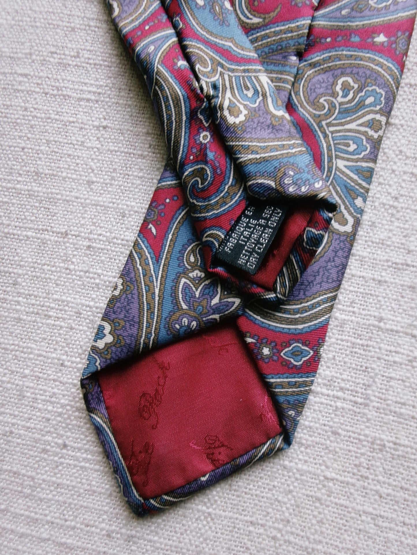 vintage motif tie