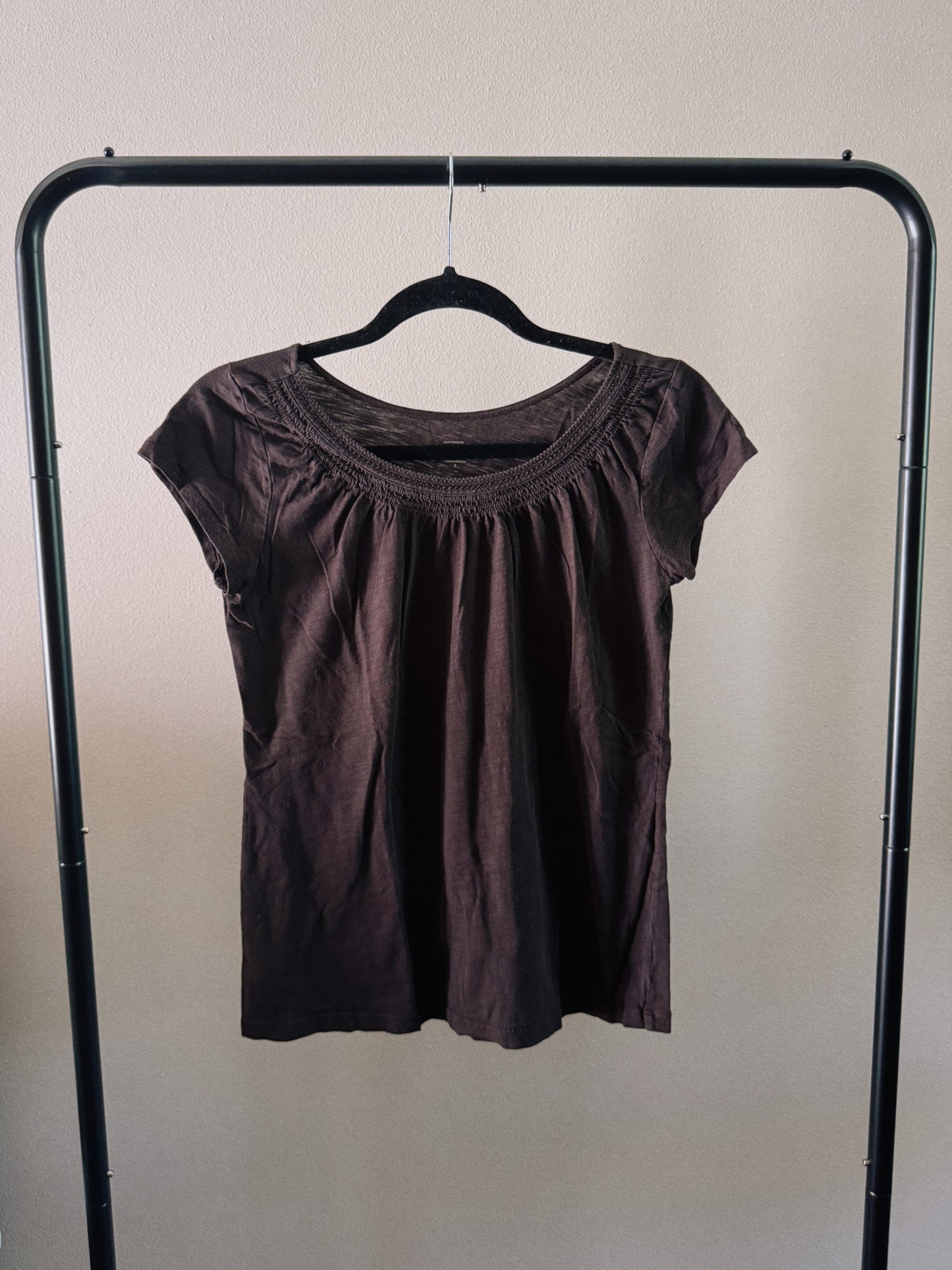 brown short sleeve top