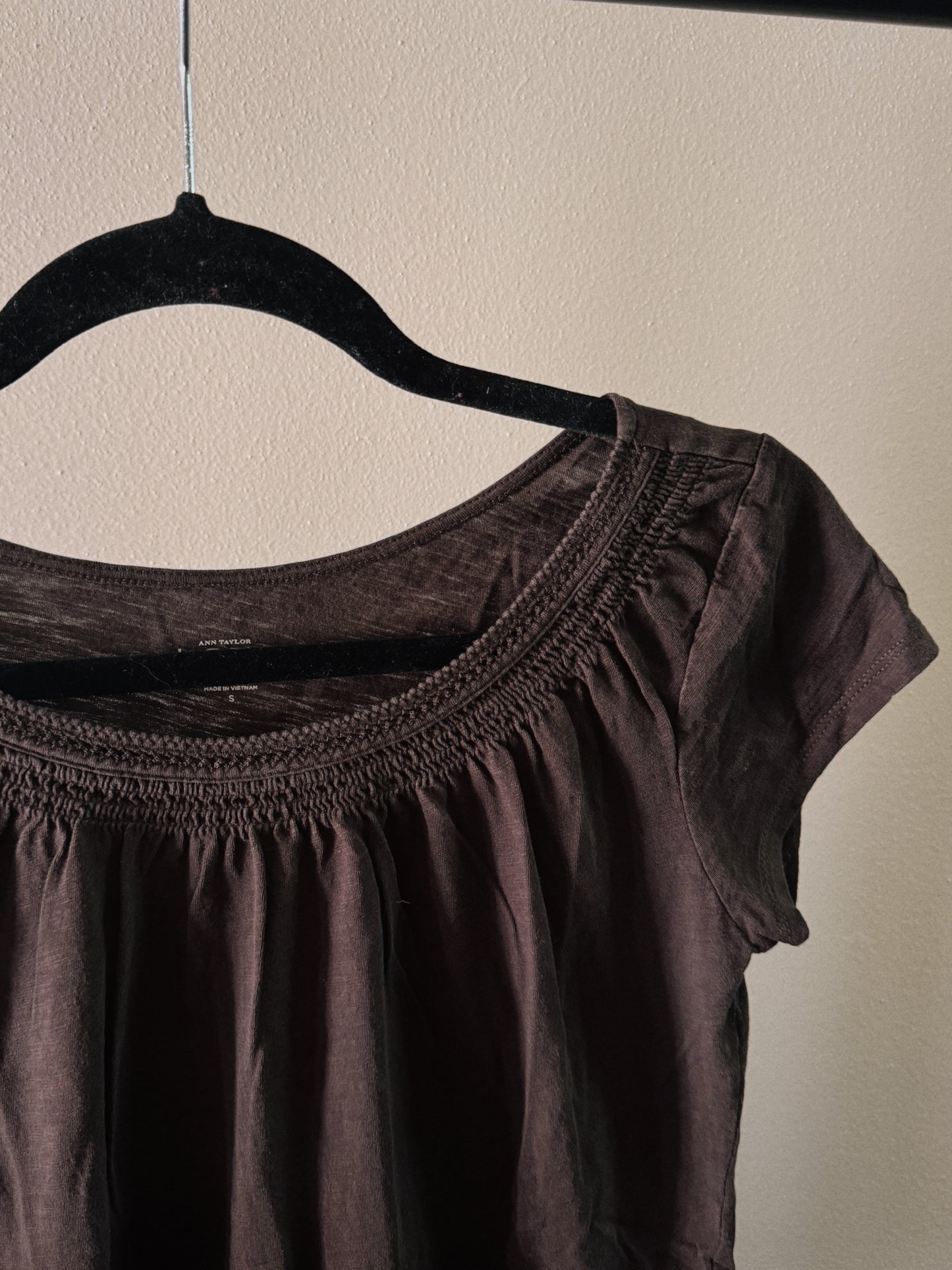 brown short sleeve top