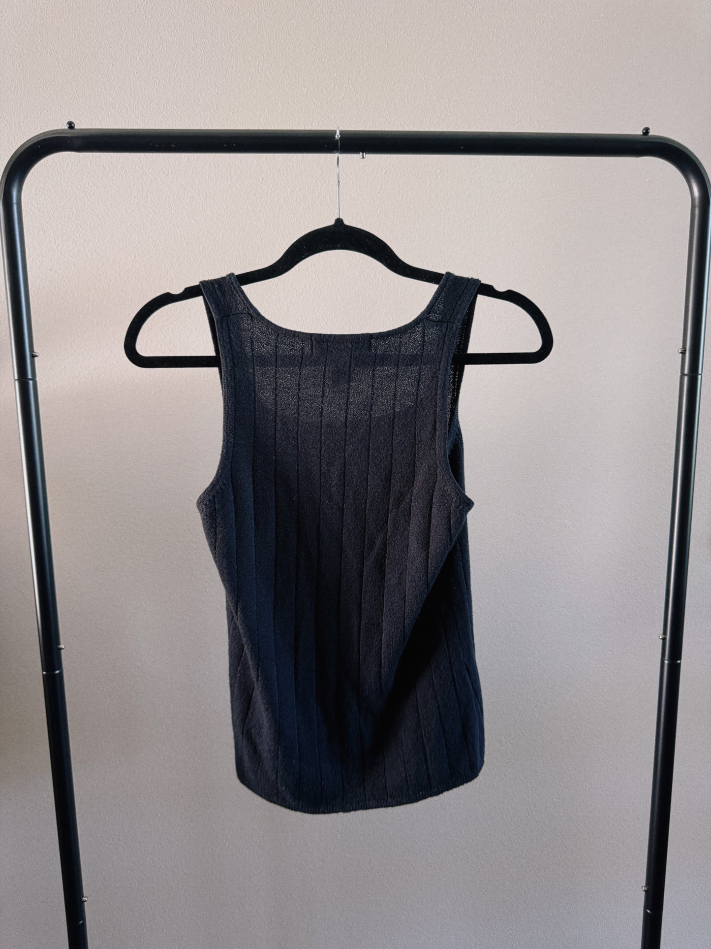 knit black tank top