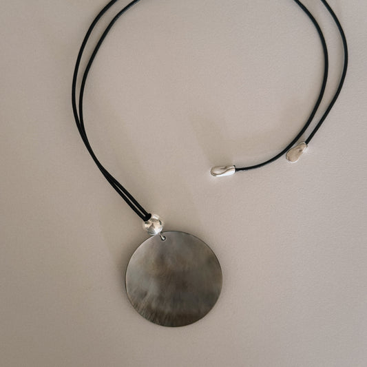 mother of pearl pendant necklace