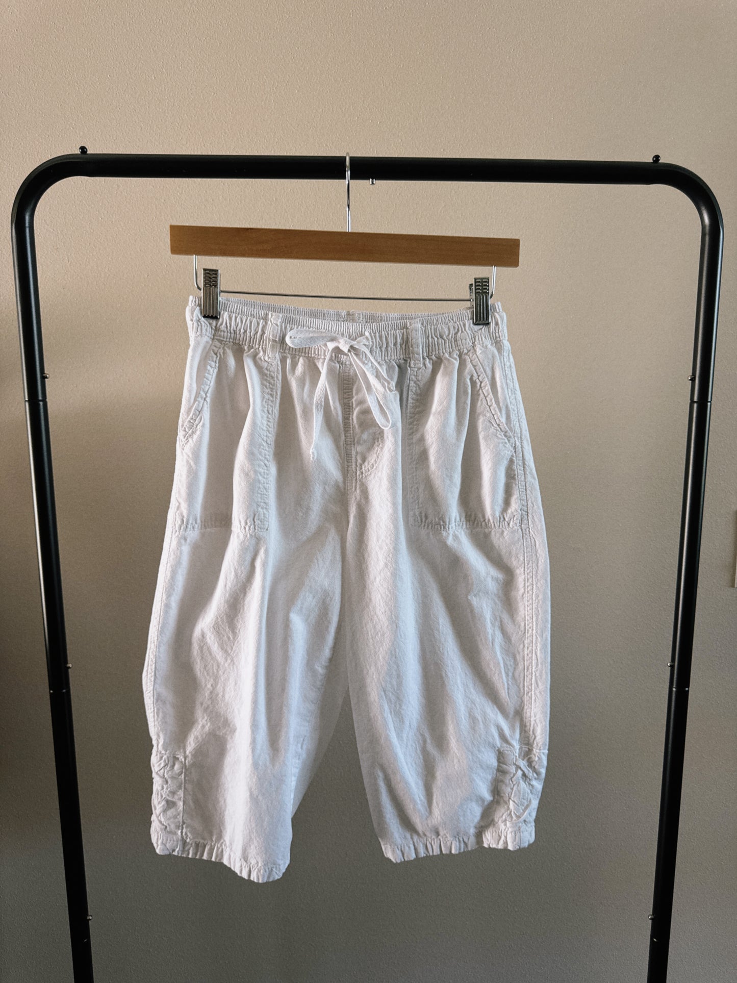 white cotton capri